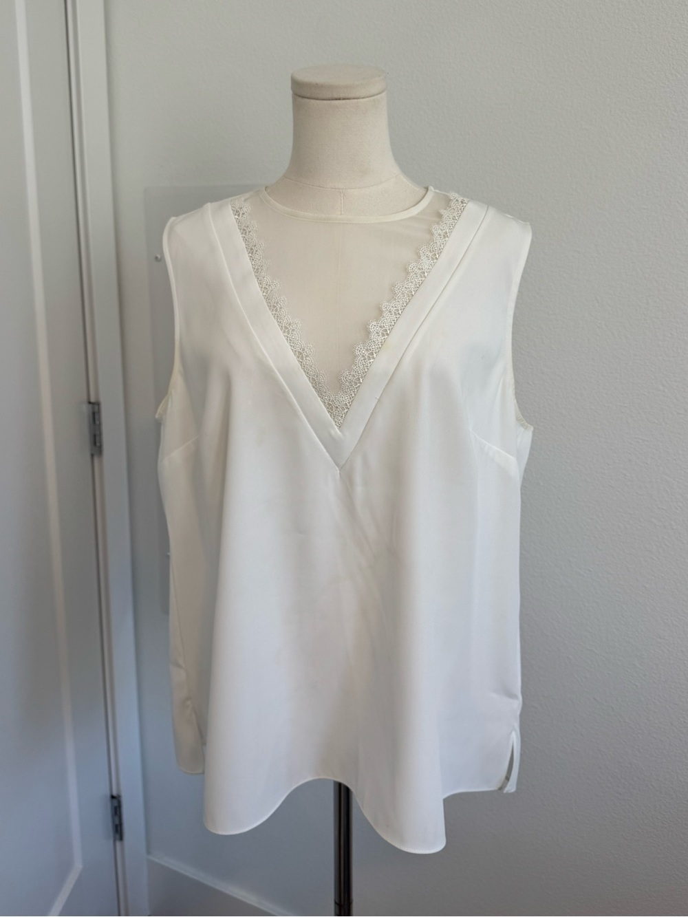 Ted Baker Sleeveless White V-Neck Lace Trim Top